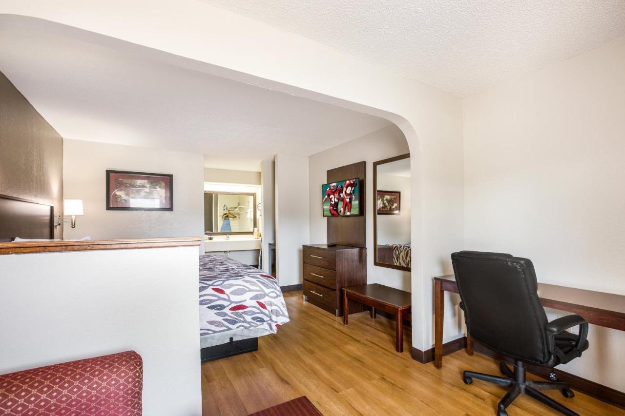 Red Roof Inn Fayetteville I-95 Bagian luar foto